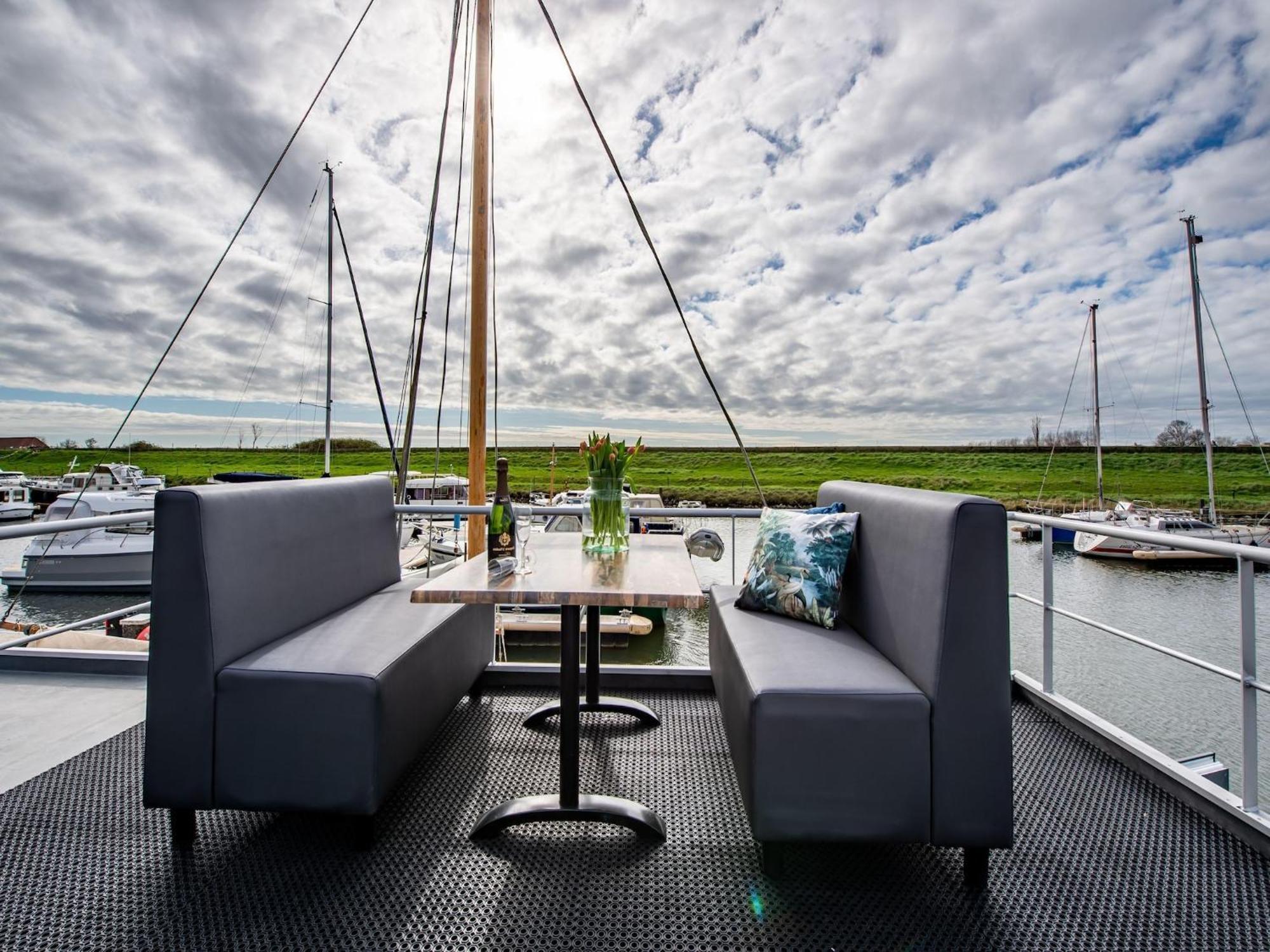 Waterlodge Blue Lagoon On A Jetty For 4 People Kamperland Exterior photo