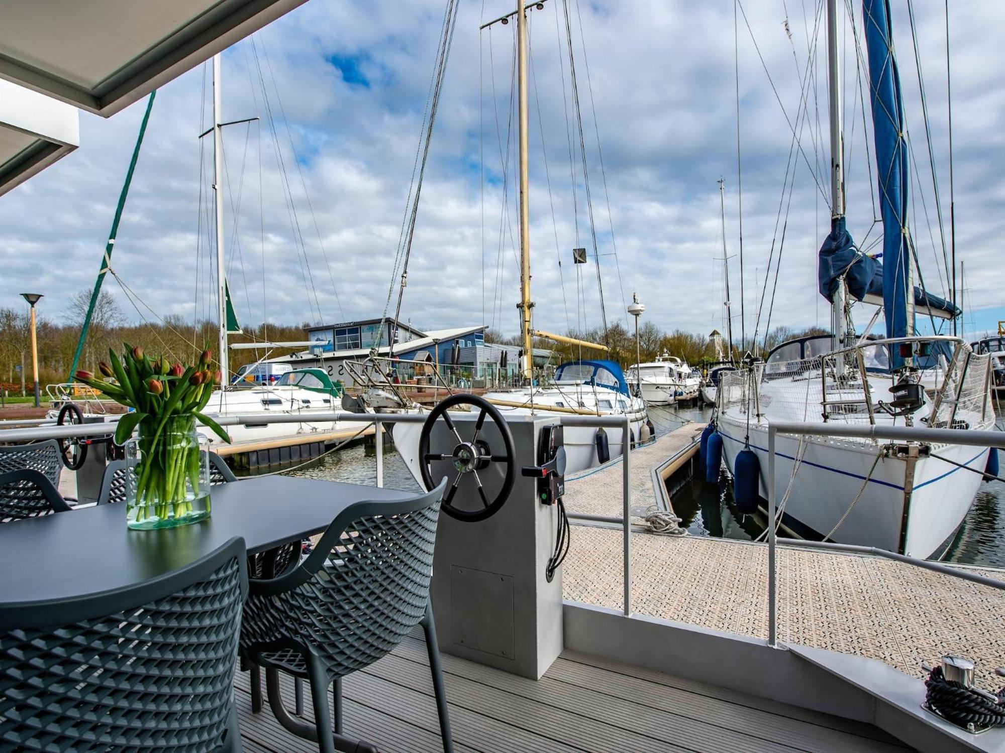 Waterlodge Blue Lagoon On A Jetty For 4 People Kamperland Exterior photo