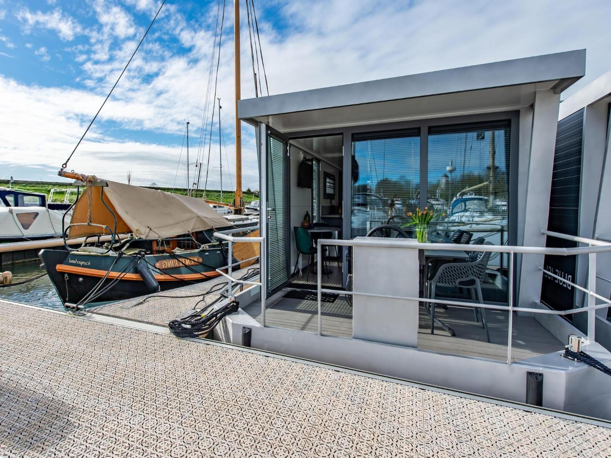 Waterlodge Blue Lagoon On A Jetty For 4 People Kamperland Exterior photo
