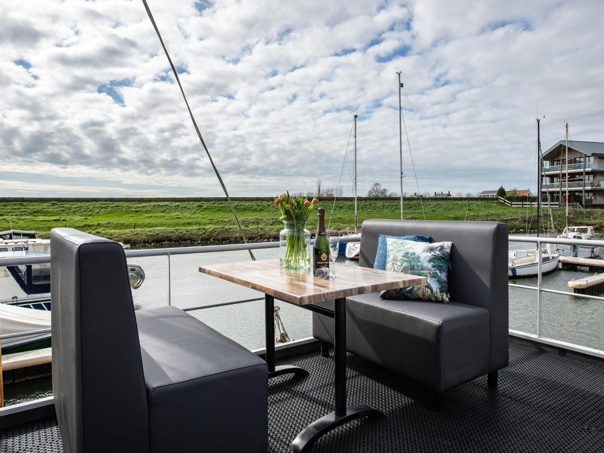 Waterlodge Blue Lagoon On A Jetty For 4 People Kamperland Exterior photo