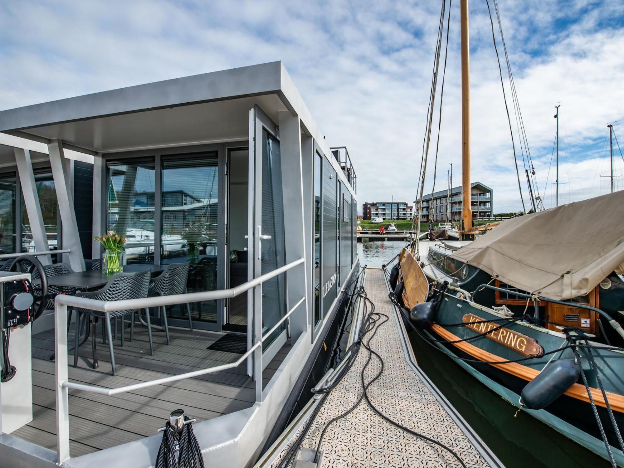 Waterlodge Blue Lagoon On A Jetty For 4 People Kamperland Exterior photo